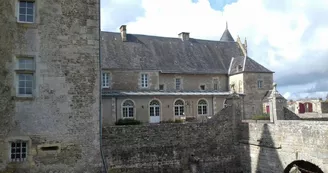Visite des extérieurs et de la chapelle du château de Saveilles