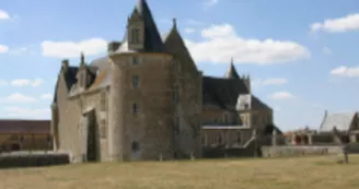 Visite des extérieurs et de la chapelle du château de Saveilles
