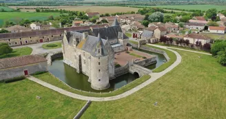 Visite des extérieurs et de la chapelle du château de Saveilles
