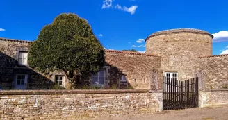 Visite des extérieurs et de la chapelle du château de Saveilles