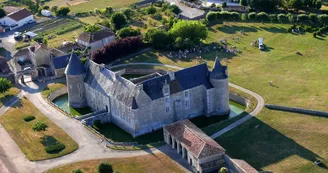 Visite des extérieurs et de la chapelle du château de Saveilles