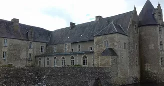 Visite des extérieurs et de la chapelle du château de Saveilles