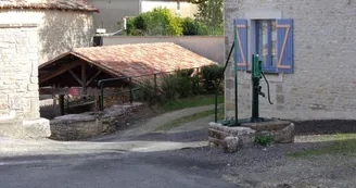 Lavoir et pompe de Tourriers